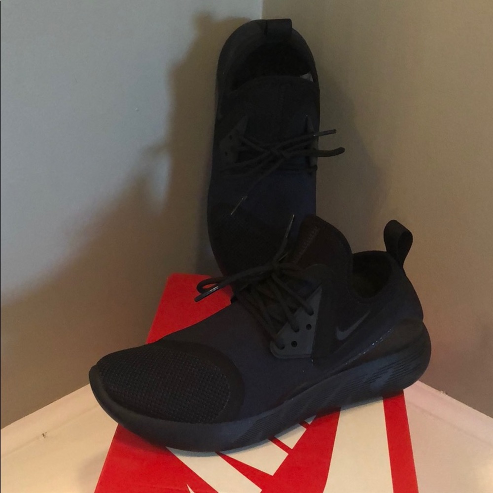 Nike lunarcharge sneaker